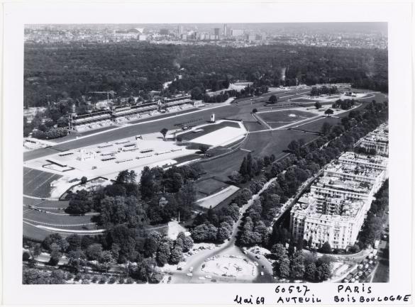 Vue aérienne de Paris : L'hippodrome d'Auteuil et le Champ de Courses, vus  de la porte d'Auteuil. 16ème arrondissement, Paris. | Paris Musées