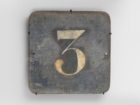 Plaque de numérotation sur voie publique, n° "3" provenant de l'ancienne  Place Royale, époque Restauration | Paris Musées