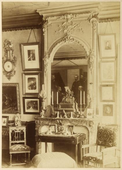 Intérieur avec une cheminée et un miroir où se reflète la tableau Autour du  piano d'Henri Fantin-Latour (1836-1904), 1885 | Paris Musées