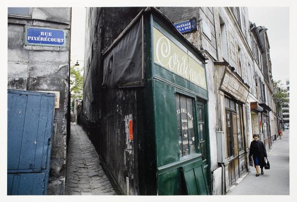 Cordonnerie et magasin de vins et liqueurs à l'angle de la rue Pixerécourt  et du passage de la Duée, 20ème arrondissement, Belleville, Paris | Paris  Musées