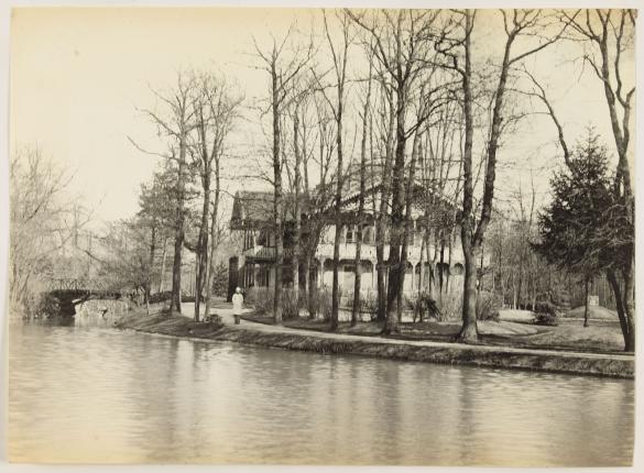Le pont et le restaurant de la porte jaune près du lac du bois de  Vincennes, vu à travers les arbres, 12ème arrondissement, Paris | Paris  Musées