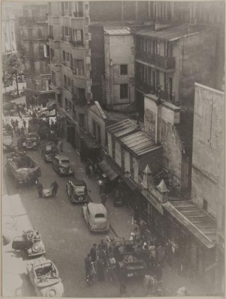 La rue Jean-Giraudoux vers l'angle de l'avenue Marceau, vue prise du haut  d'un immeuble se trouvant vers le 10 de la rue Jean Giraudoux. Les  allemands déménagent un grand garage de la