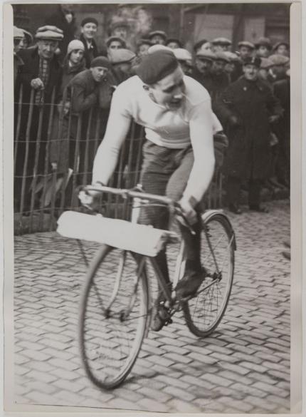 Etienne Tissot, vainqueur du Critérium des porteurs de journaux, Paris. 8  février 1931. | Paris Musées