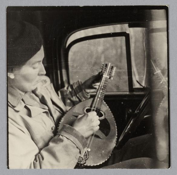Photo Krementchousky n° 1376 - Crapette (Gabrielle Demay) et sa mandoline  dans une ambulance (Tante Mirabelle?), au carrefour 177 (798-510) | Paris  Musées