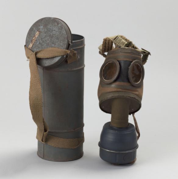 Masque de protection contre les gaz - civil - de la Défense Passive | Paris  Musées