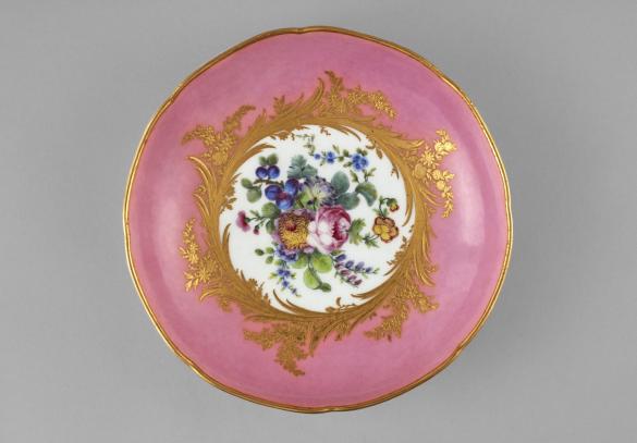 Assiette creuse à fond rose Pompadour | Paris Musées