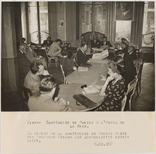 Photographie de propagande : conférence de presse à l'hôtel de la Paix,  Vichy | Paris Musées