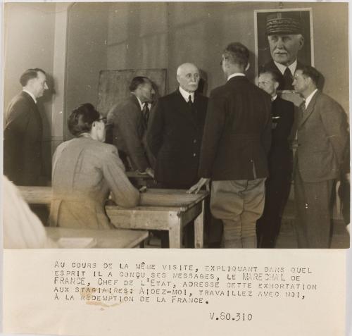 Photographie de propagande : visite du maréchal Pétain à l'école des cadres  du Mayet de Montagne | Paris Musées
