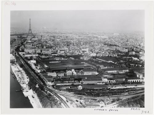 Vue aérienne de Paris : Vue générale avec les usines Citroën (actuel parc  André-Citroën), le port et le quai de Javel, la tour Eiffel. 7ème et 15ème  arrondissements, Paris. | Paris Musées