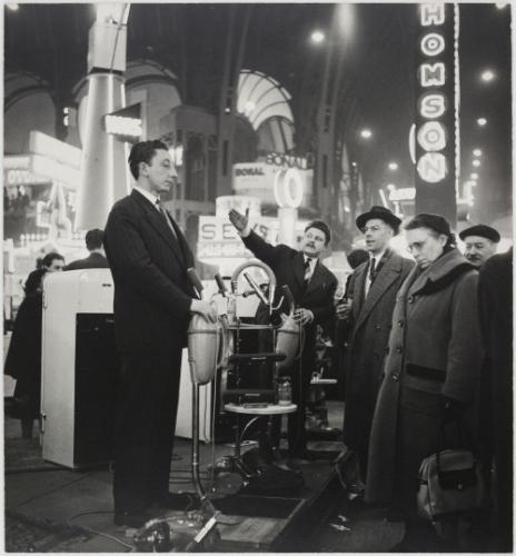 Grand Palais, salon des Arts ménagers, le vendeur d'aspirateur, avenue des  Champs-Elysées, 1957, 8ème arrondissement, Paris. | Paris Musées