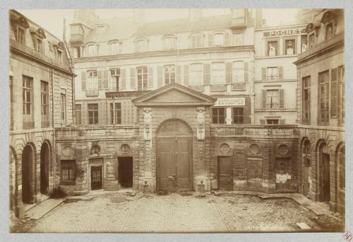 Cour de l'ancien hôtel des Postes, rue J.J Rousseau, 1er arrondissement. 13  novembre 1880. | Paris Musées