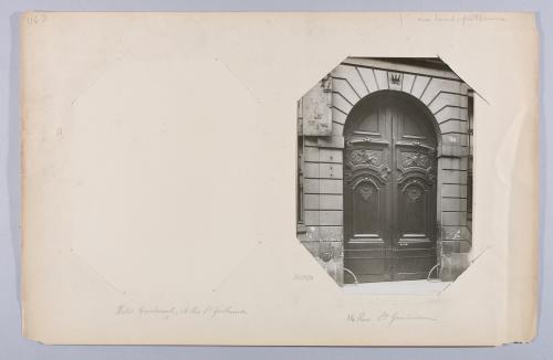 14 rue Saint-Guillaume, hôtel de Mortemart, porte. 15 avril 1918. 7ème  arrondissement, Paris. | Paris Musées