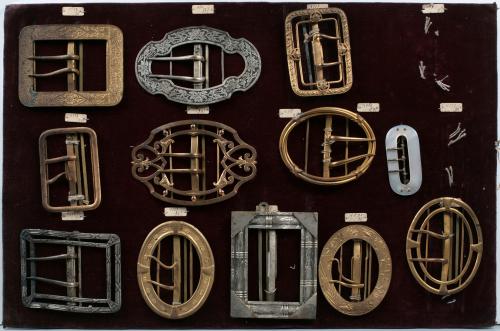 Assortiment de boucles pour ceintures sur présentoir | Paris Musées