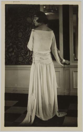 Dépôt de modèle : modèle de dos en robe longue à pans, bretelles fines et  manches ouvertes tenues aux poignets | Paris Musées