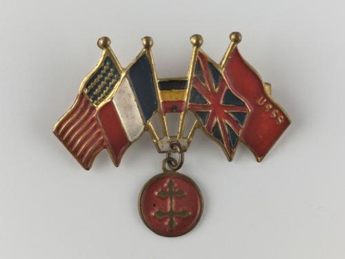 Broche comportant les drapeaux alliés, dont le belge, et une croix de  Lorraine | Paris Musées